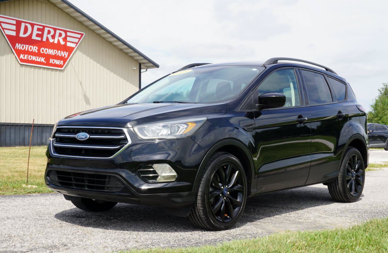 Used 2018 Ford Escape SE w/ SE Sport Appearance Package FWD image 2