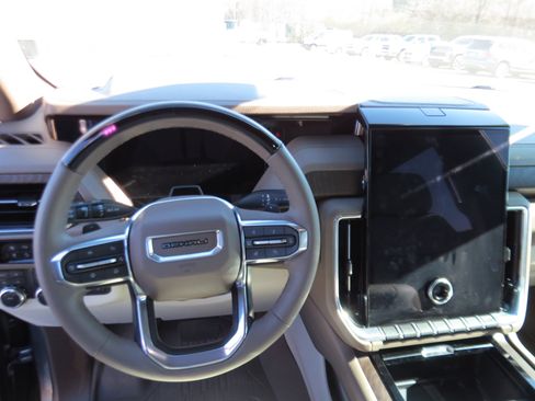 Used 2025 GMC Yukon XL Denali w/ Denali Reserve Package image 19