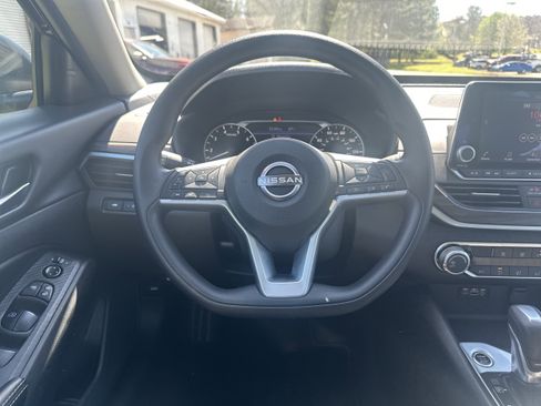 Used 2025 Nissan Altima 2.5 SV FWD image 23