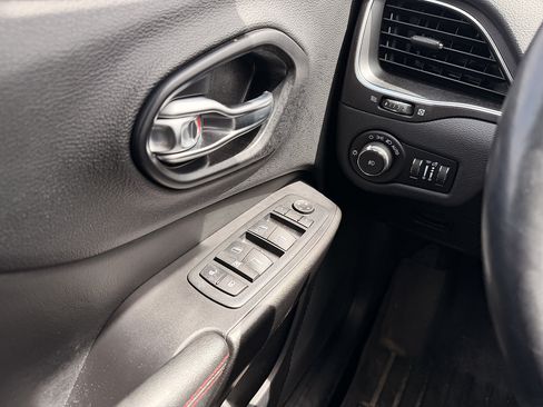 Used 2020 Jeep Cherokee Trailhawk w/ Cold Weather Group AWD/4WD image 19