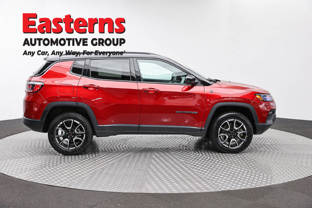 Used 2025 Jeep Compass Trailhawk AWD/4WD image 5
