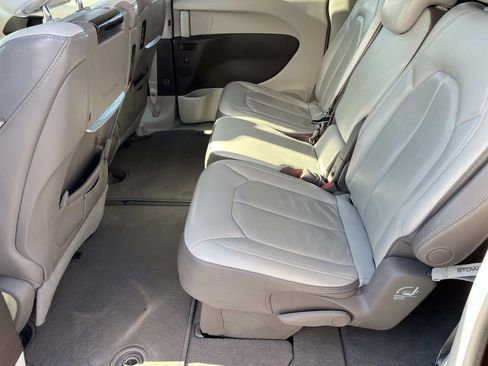 Used 2018 Chrysler Pacifica Touring-L Plus image 12