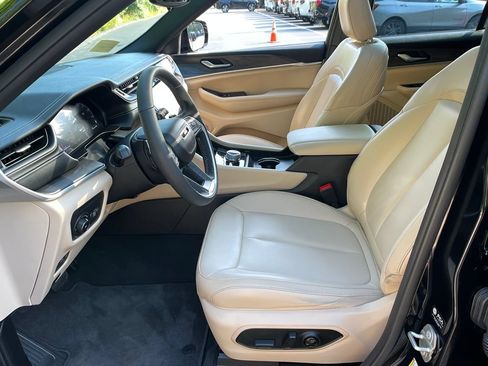 Used 2024 Jeep Grand Cherokee Limited w/ Black Appearance Package AWD/4WD image 9