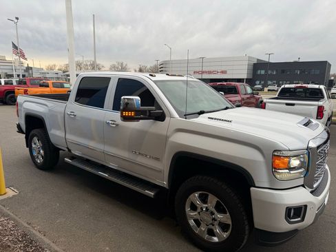 Used 2019 GMC Sierra 2500 Denali w/ Duramax Plus Package image 9