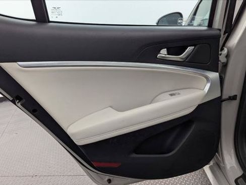 Used 2025 Genesis G70 2.5T RWD image 16