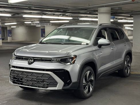 New 2025 Volkswagen Taos SE image 3
