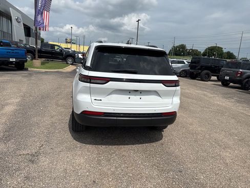 Used 2023 Jeep Grand Cherokee Altitude AWD/4WD image 16