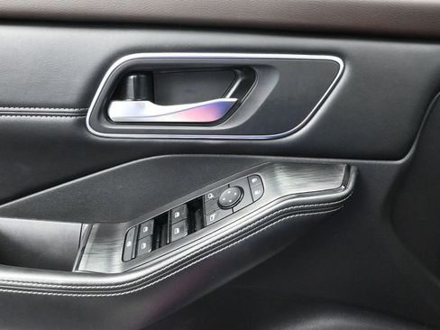 Used 2021 Nissan Rogue SV w/ Premium Package image 18