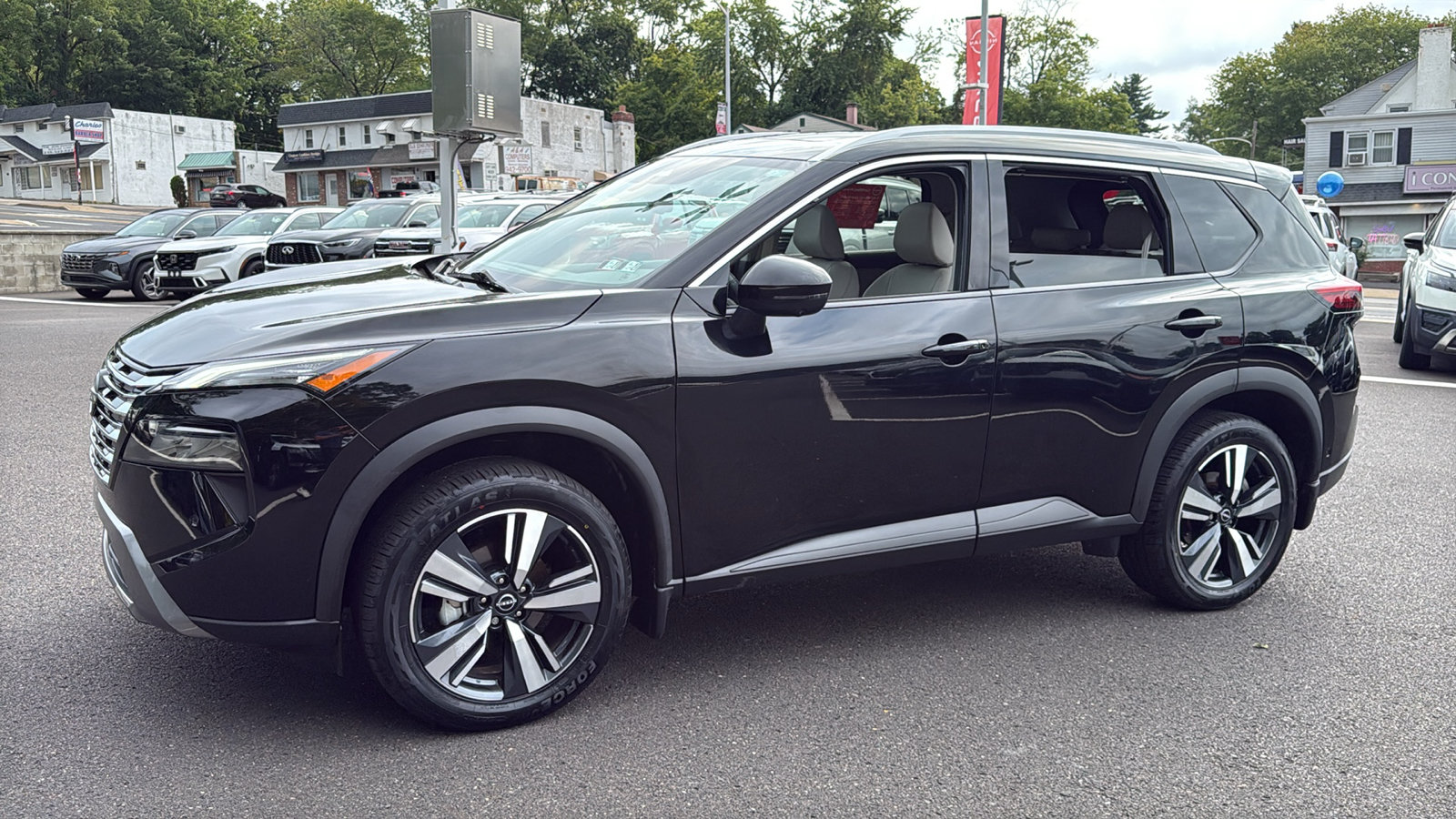Certified 2024 Nissan Rogue SL w/ SL Premium Package AWD/4WD image 3