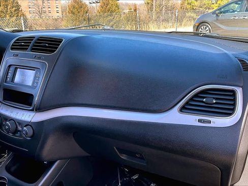 Used 2020 Dodge Journey SE w/ SE Popular Equipment Group image 18