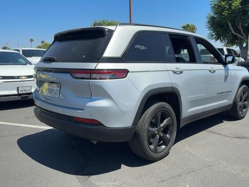 Used 2023 Jeep Grand Cherokee Altitude AWD/4WD image 6