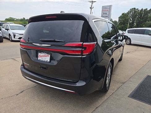Used 2023 Chrysler Pacifica Touring-L FWD image 10