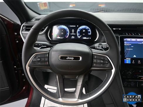 Used 2025 Jeep Grand Cherokee Limited w/ Luxury Tech Group II image 17