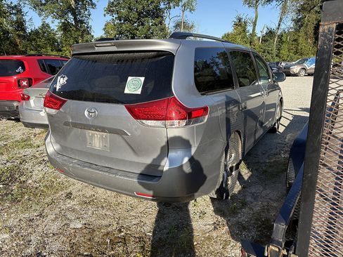 Used 2013 Toyota Sienna LE image 3