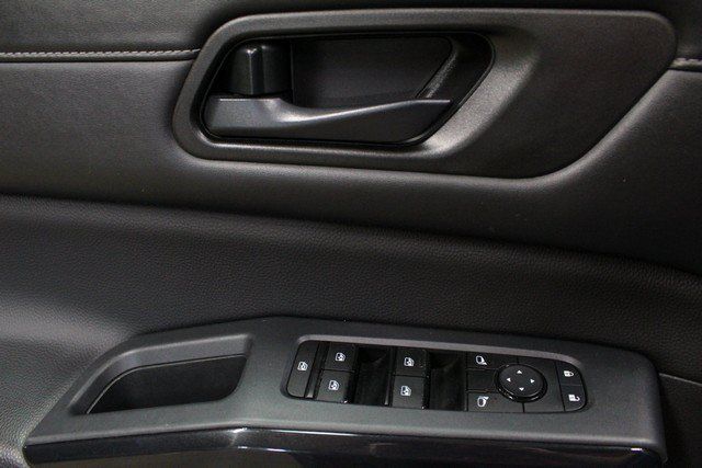 Used 2025 Nissan Pathfinder SV FWD image 18