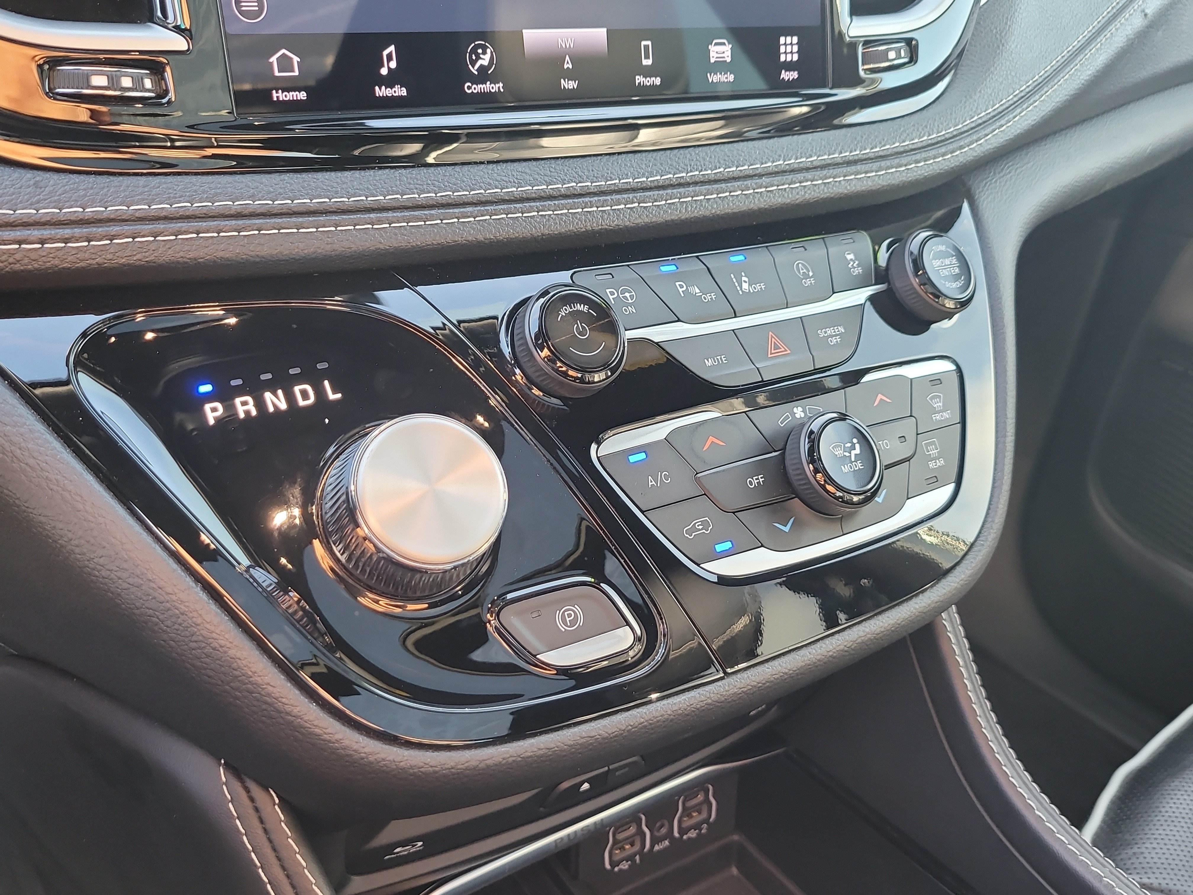 Used 2024 Chrysler Pacifica Limited w/ Uconnect Theater Family Group FWD image 24