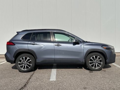 Used 2023 Toyota Corolla Cross XLE w/ Convenience Package AWD/4WD image 9
