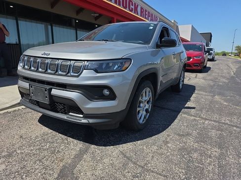 Used 2022 Jeep Compass Latitude image 1