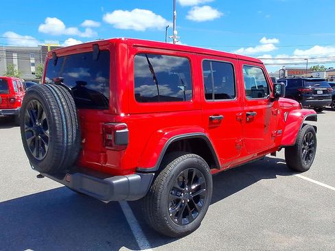 Used 2025 Jeep Wrangler Unlimited Sahara w/ Safety Group AWD/4WD image 31