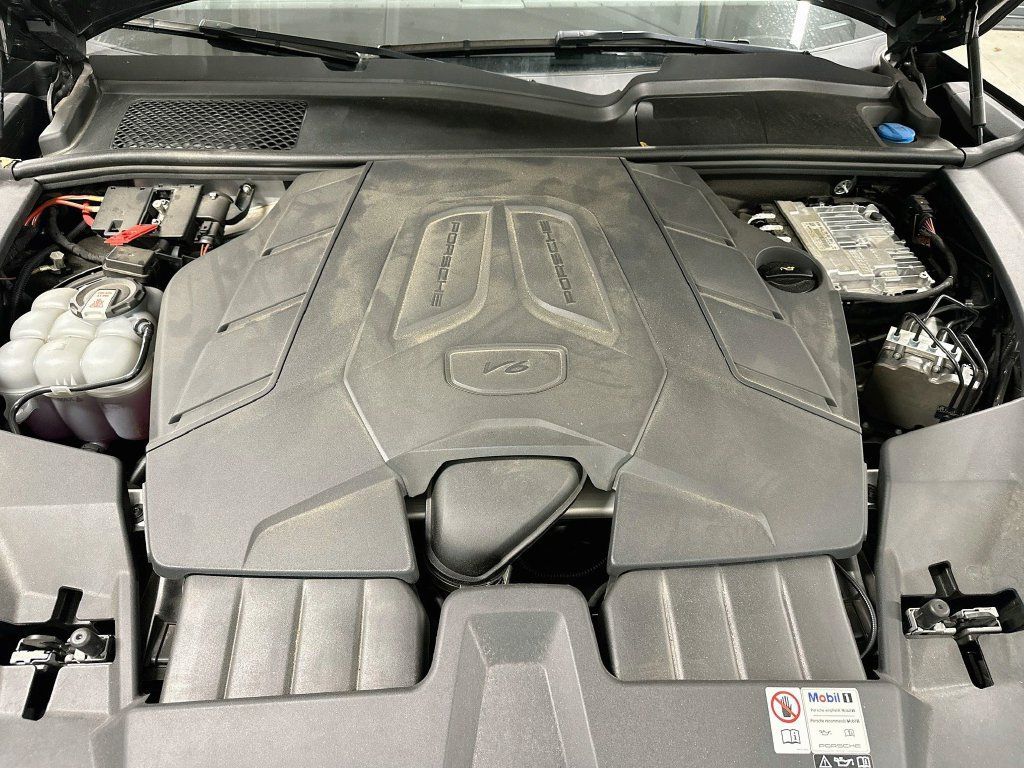 Certified 2024 Porsche Cayenne AWD/4WD image 31