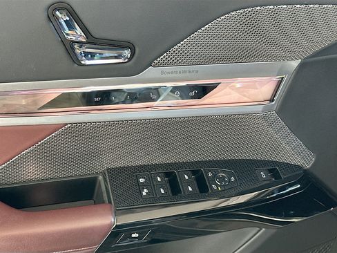 Used 2023 BMW 740i image 18