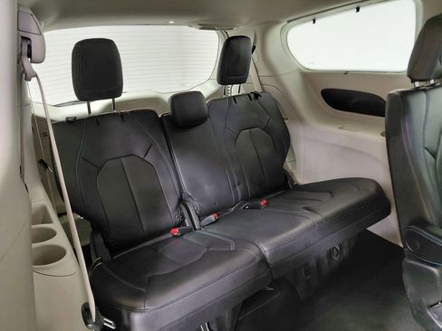 Certified 2021 Chrysler Pacifica Touring-L image 28