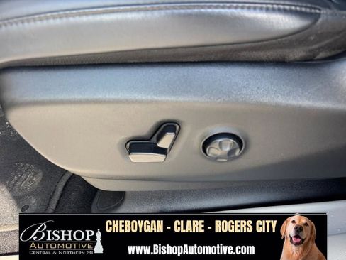 Used 2023 Chrysler Pacifica Touring-L FWD image 27