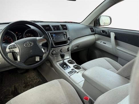 Used 2013 Toyota Highlander Plus w/ Cold Weather Pkg image 22