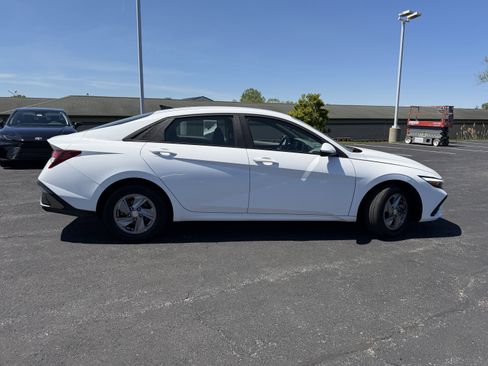 Used 2025 Hyundai Elantra SE FWD image 8