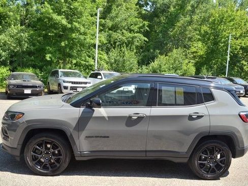Used 2023 Jeep Compass Latitude w/ Convenience Group AWD/4WD image 5