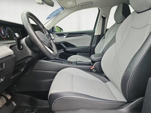 Used 2025 Volkswagen Tiguan SE AWD/4WD image 9