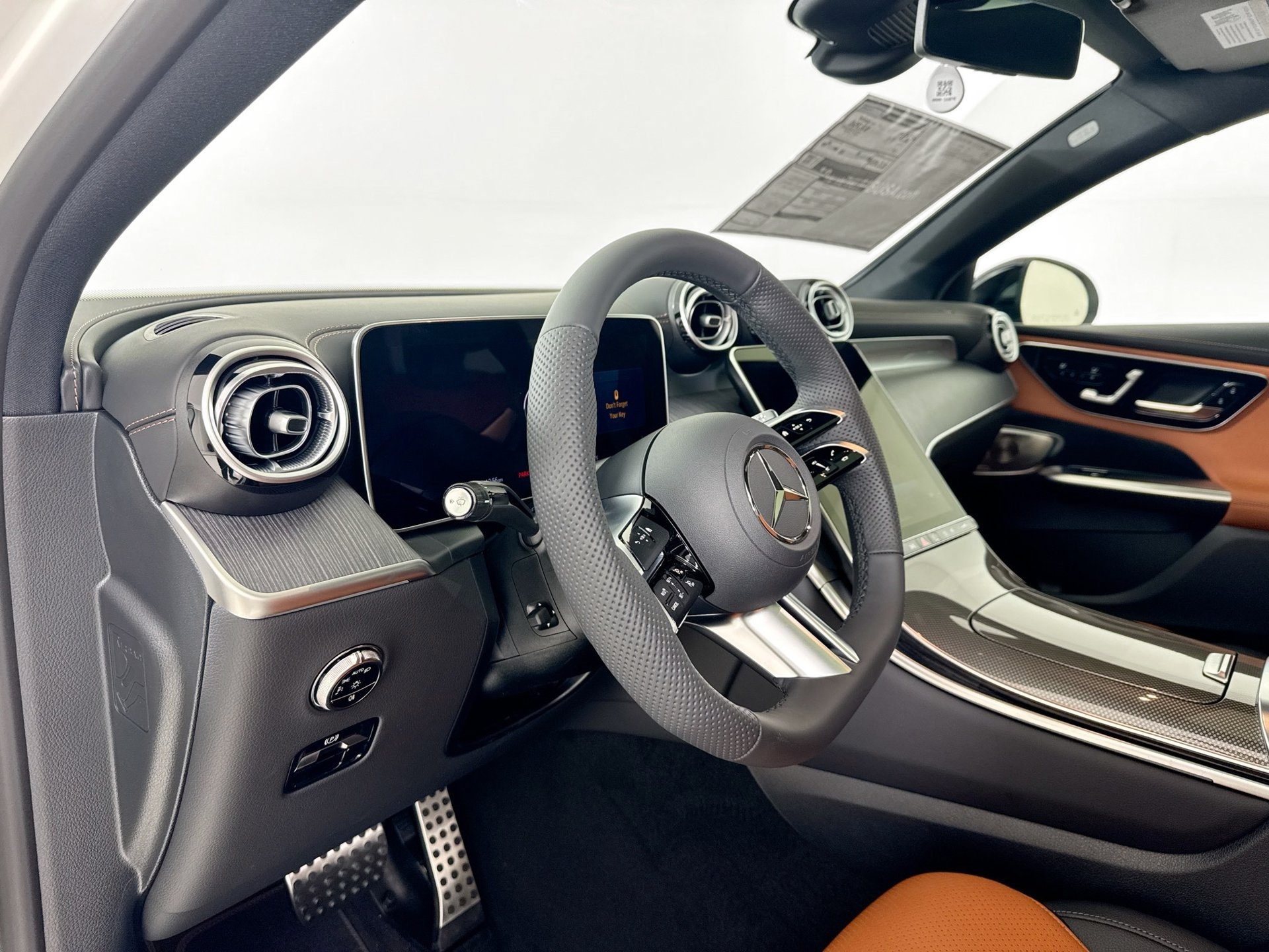 Used 2025 Mercedes-Benz GLC 300 4MATIC image 10