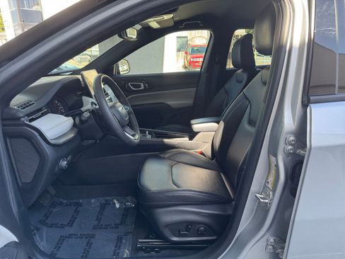 Used 2025 Jeep Compass Limited image 28