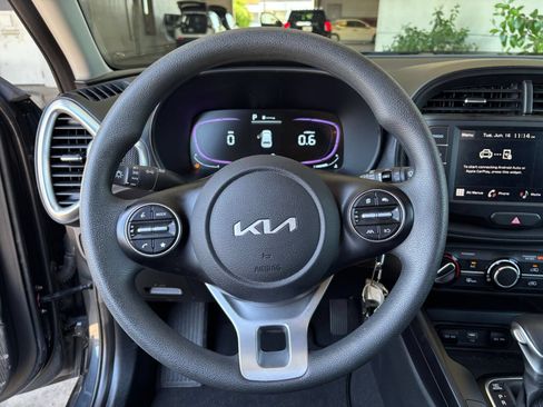 Used 2025 Kia Soul LX w/ LX Technology Package FWD image 25