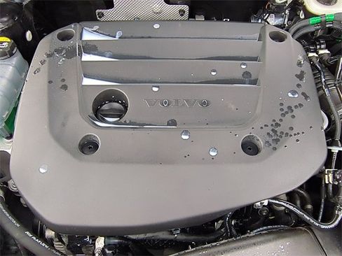 Used 2025 Volvo XC40 B5 Plus image 24