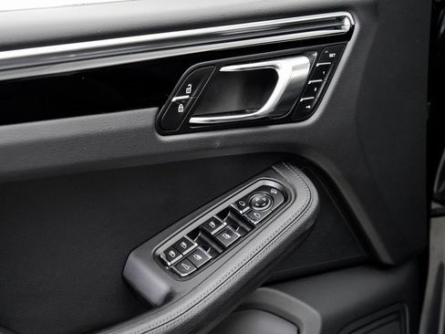 Used 2025 Porsche Macan image 8