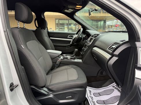 Used 2017 Ford Explorer XLT image 11