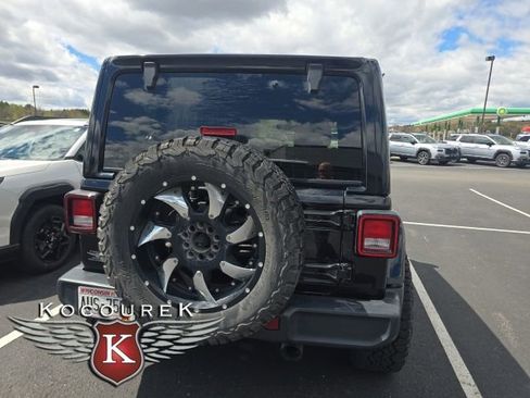 Used 2018 Jeep Wrangler Unlimited Sahara w/ Uconnect 4C Nav & Sound Group AWD/4WD image 7