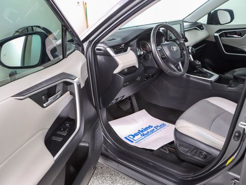 Used 2022 Toyota RAV4 XLE Premium FWD image 3
