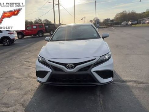 Used 2023 Toyota Camry SE image 3
