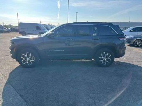 Used 2024 Jeep Grand Cherokee Limited AWD/4WD image 3