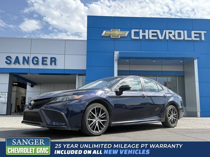 Used 2021 Toyota Camry SE image 1