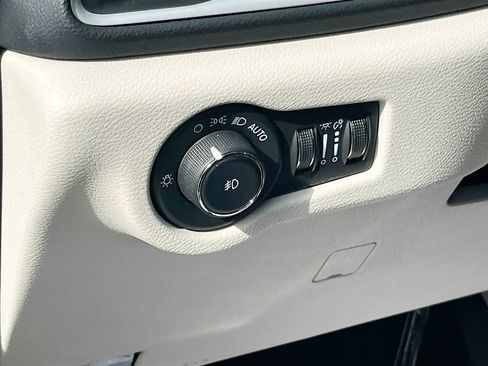 Certified 2023 Chrysler Pacifica Touring-L FWD image 10