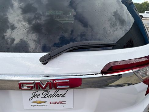 Used 2023 GMC Acadia SLT FWD image 9
