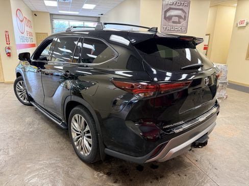 Used 2024 Toyota Highlander Platinum AWD/4WD image 9