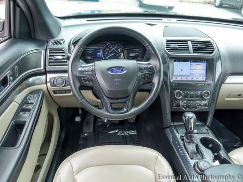 Used 2019 Ford Explorer XLT w/ Equipment Group 202A AWD/4WD image 13