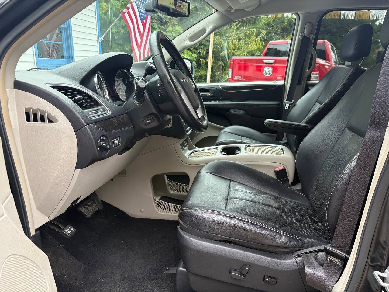 Used 2014 Chrysler Town & Country Touring-L w/ Driver Convenience Group FWD image 12