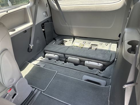 Used 2019 Toyota Sienna XLE w/ XLE Navigation Package FWD image 32