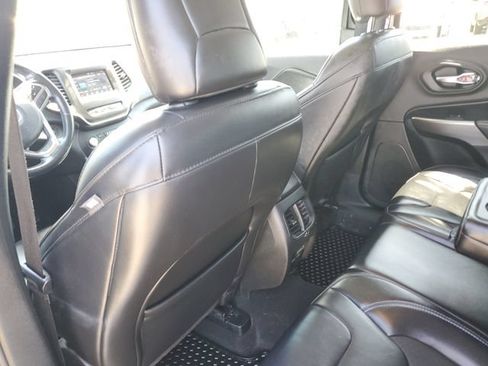 Used 2020 Jeep Cherokee Latitude Plus w/ Cold Weather Group AWD/4WD image 14