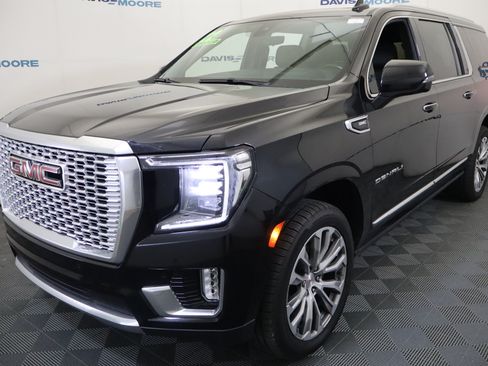 Used 2022 GMC Yukon XL Denali w/ Denali Premium Package AWD/4WD image 12